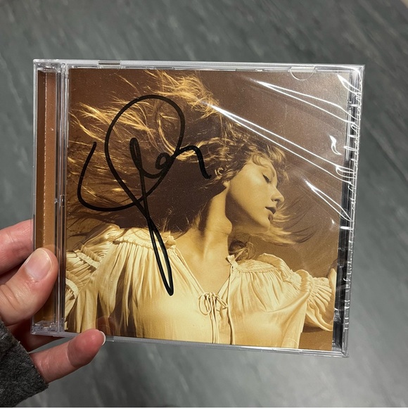 Taylor Swift Accessories - SIGNED Taylor Swift Fearless CD